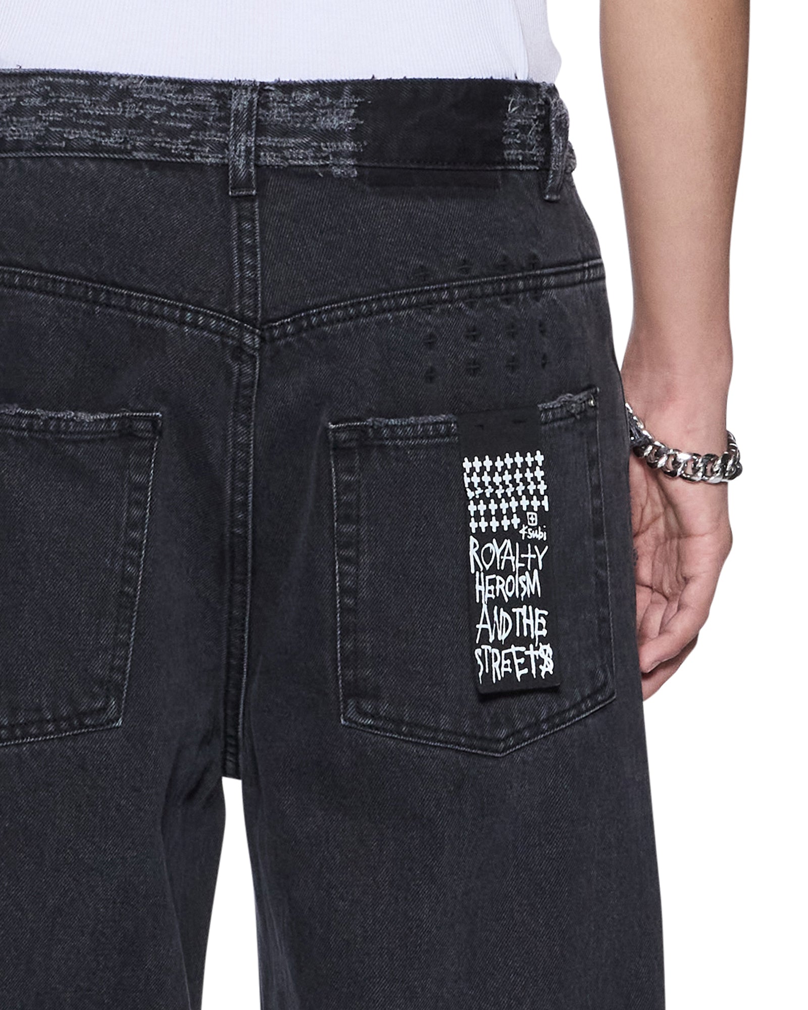 JEANS_MAXXASHERBLACKTRASHED_082_2048x.jpg